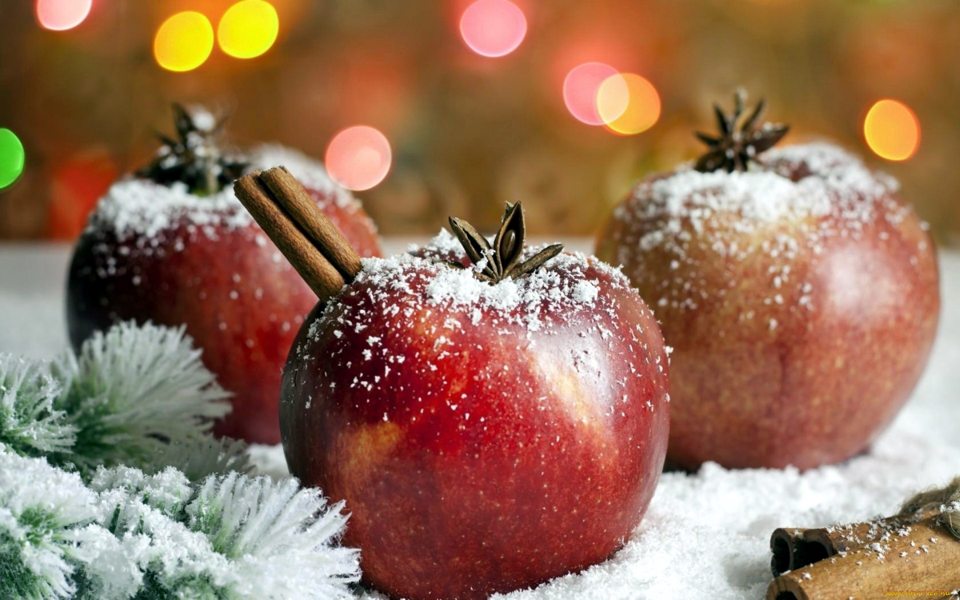 Пряное яблоко. Зимние фрукты. Новогоднее яблоко. Зимние яблоки. Яблоки на снегу.